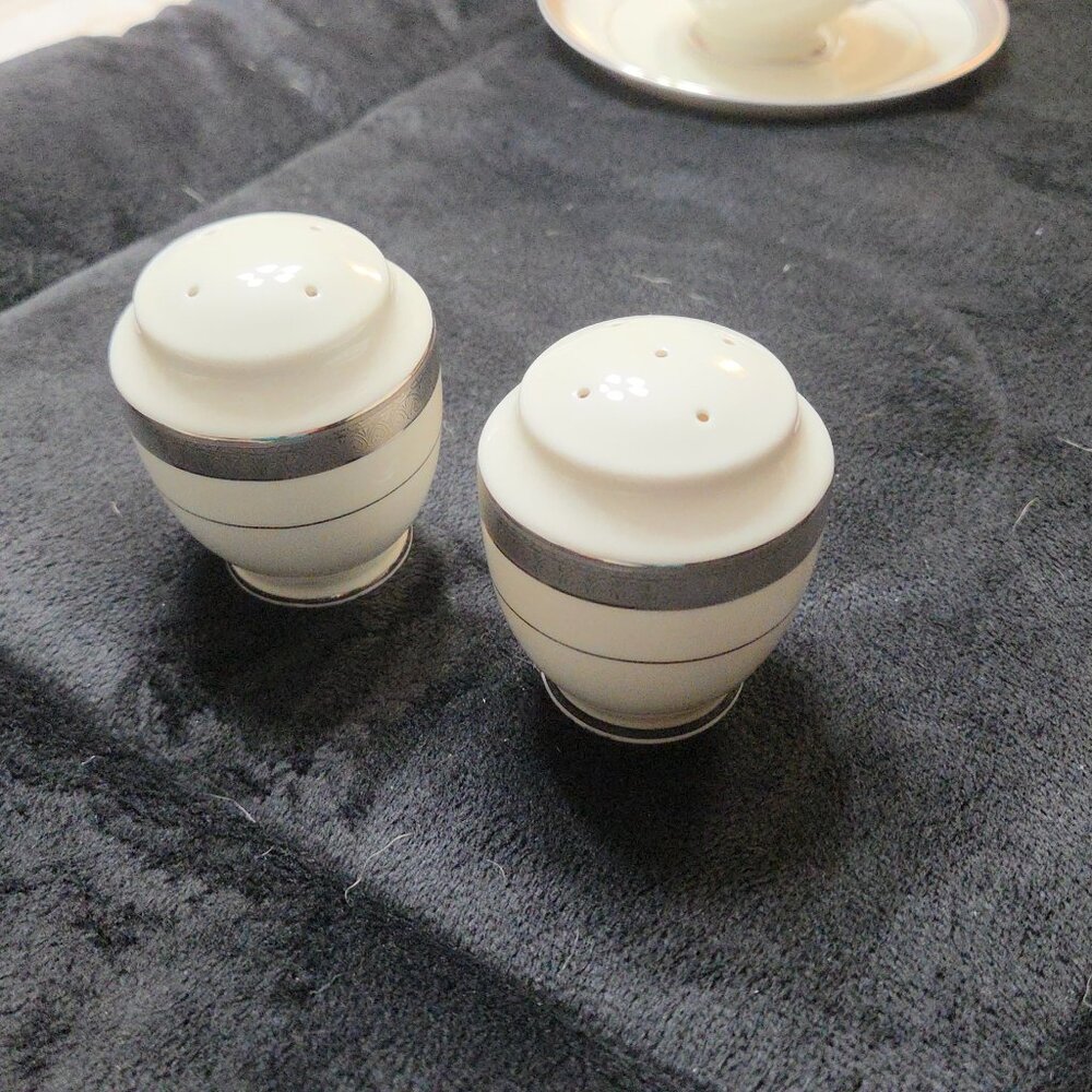 MIKASA PALATIAL PLATINUM   SALT & PEPPER SHAKERS